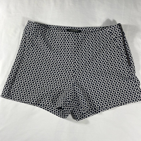 Banana Republic womens navy and white geometric polyester 3.5" shorts - size 6 - Picture 2 of 10
